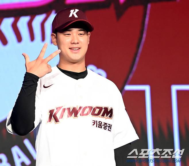 11일 롯데호텔 월드 서울에서 열린 2025 KBO 드래프트, 전체 1순위로 키움에 지명된 덕수고 정현우가 포즈를 취하고 있다. 잠실=허상욱 기자 wook@sportschosun.com/2024.09.11/