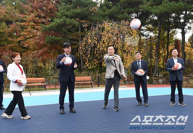 1일 안산 송호고등학교 미래 운동장 개장식이 열렸다. 임태희 경기교육감(왼쪽에서 세 번째)와 교육계 인사들이 시구를 하고 있다. 안산=정재근 기자 cjg@sportschosun.com/2024.11.1/