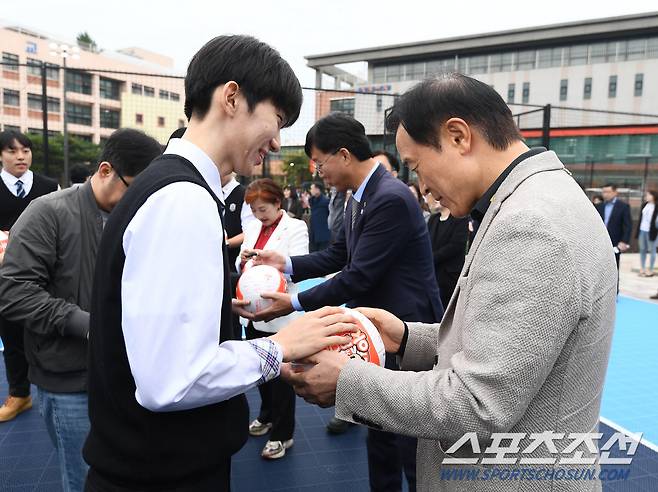 1일 안산 송호고등학교 미래 운동장 개장식이 열렸다. 임태희 경기교육감이 배구공에 사인을 하고 있다. 안산=정재근 기자 cjg@sportschosun.com/2024.11.1/