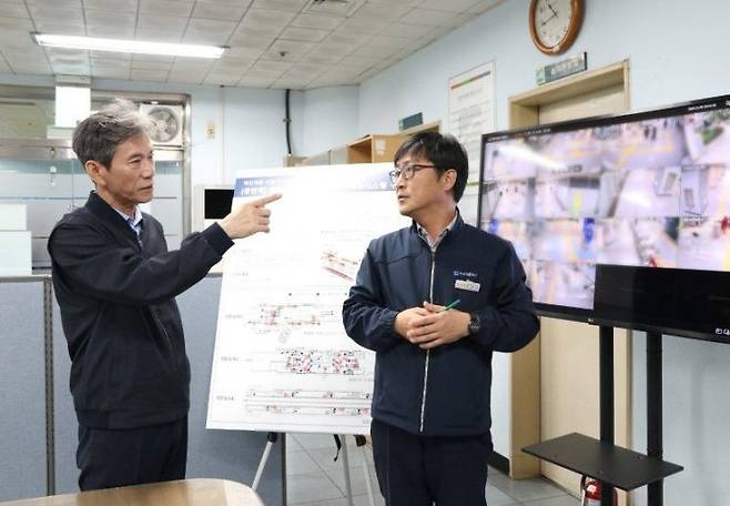 이병진 부산교통공사 사장(왼쪽)이 9일 열릴 제19회 부산불꽃축제에 대비해 2호선 광안역을 방문해 시설물에 대한 안전점검을 하고 있다.