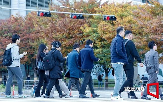 겨울이 시작된다는 입동(立冬)을 앞두고 초겨울 추위가 찾아온 5일 서울 여의도 버스환승센터에서 직장인들이 두꺼운 외투를 입고 출근길에 오르고 있다. 강진형 기자