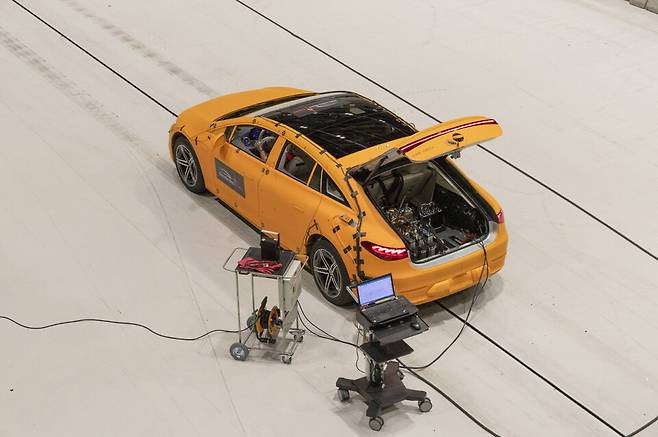 메르세데스-벤츠 EQS 충돌 테스트 장면과 충돌테스트에 사용하는 더미 / 사진=메르세데스-벤츠