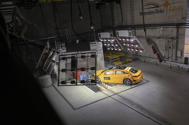 메르세데스-벤츠 EQS 충돌 테스트 장면과 충돌테스트에 사용하는 더미 / 사진=메르세데스-벤츠