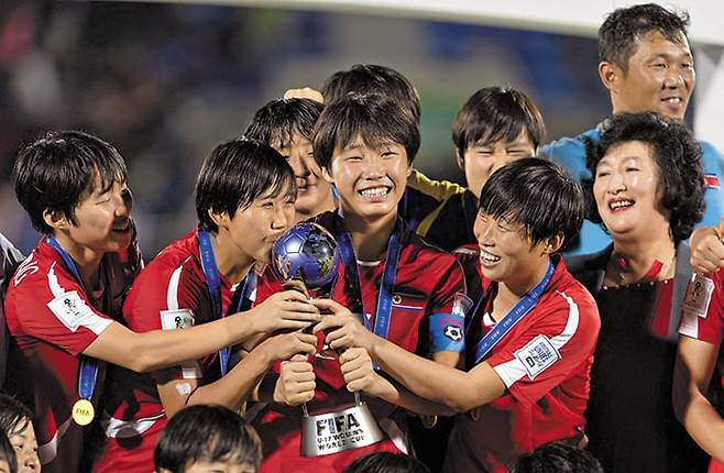 북한 U-17 여자 축구대표팀이 4일 도미니카공화국에서 열린 2024 U-17(17세 이하) 여자월드컵 결승전에서 스페인을 꺾고 우승한 뒤 기뻐하고 있다. /AFP 연합뉴스