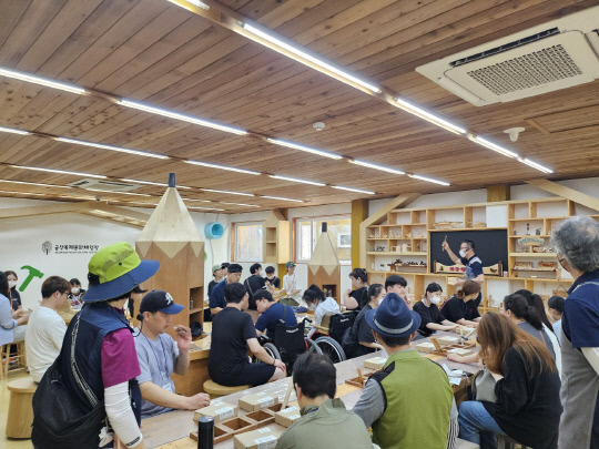 금산군은 지역주민들과 관광객을 대상으로 진행하는 숲·목공 체험 프로그램이 좋은 반응을 얻고 있다. 사진은 금산산림문화타운 숲·목공 체험 모습. 금산군 제공