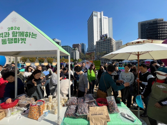 공주시는 서울시가 주관한 '동행마켓'에 참여하여 '자생강화마켓'의 시범운영 마지막 회차를 성황리에 개최해 큰 호응을 얻었다. 사진=공주시 제공