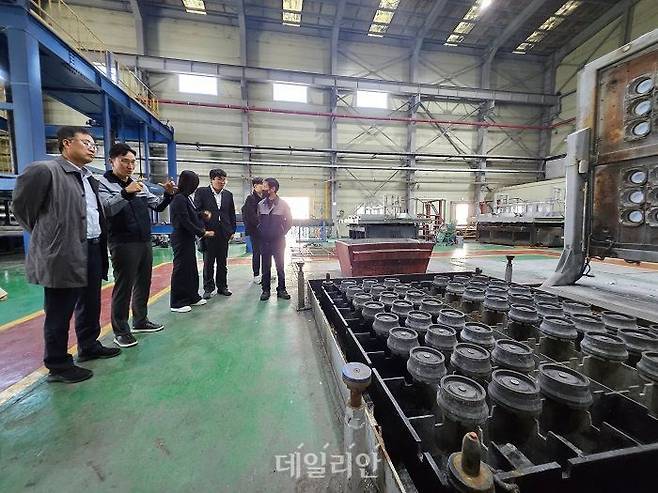 조달청 관계자들이 경북 구미에 위치한 알루미늄 제련업체를 찾아 현장 애로를 듣고 있다. ⓒ조달청