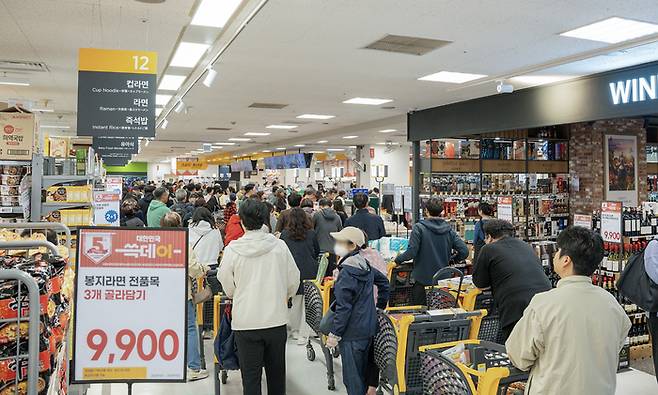 쓱데이 개막을 맞아, 이마트 용산점 오픈 전부터 줄을 서고 있는 고객의 모습