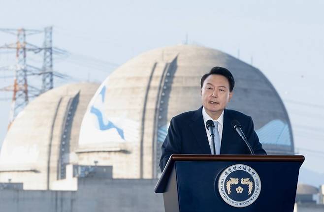 윤석열 대통령이 지난달 30일 경북 울진군 한국수력원자력 한울원자력본부에서 열린 '신한울 원전 1·2호기 종합준공 및 3·4호기 착공식'에서 축사를 하고 있다. 사진=뉴스1