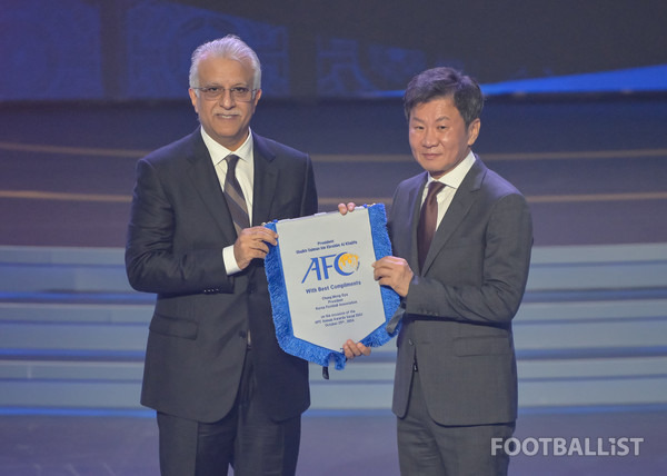 셰이크 살만 AFC 회장(왼쪽), 정몽규 대한축구협회장(오른쪽). 서형권 기자