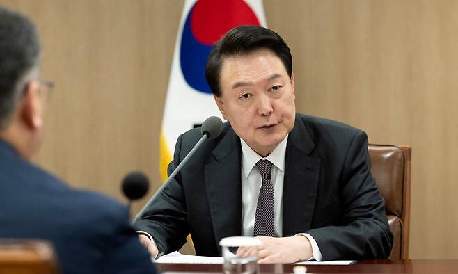 윤석열 대통령이 지난 4일 용산 대통령실에서 ‘제17차 한·중앙아시아 협력 포럼’ 참석을 위해 방한 중인 중앙아시아 5개국 대표단 수석대표들을 접견하고 있다. 대통령실 제공