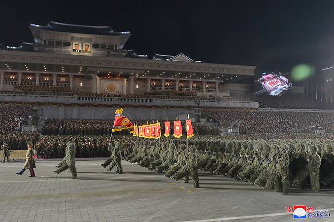 북한이 건군절(인민군 창건일) 75주년인 지난해 2월8일 평양 김일성광장에서 열병식을 개최하고 있다. 조선중앙통신 연합뉴스