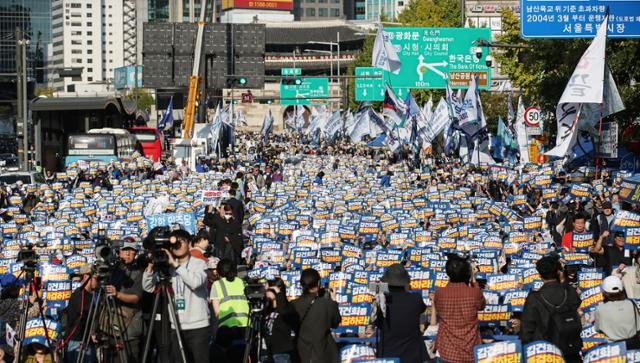 더불어민주당 당원 및 지지자들이 2일 서울역 인근에서 열린 '김건희·윤석열 국정농단 규탄 및 특검 촉구 국민행동의 날' 집회에서 손피켓을 들고 구호를 외치고 있다. 뉴시스