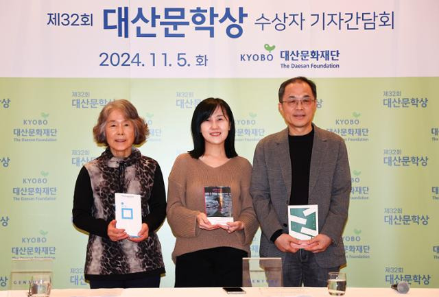 5일 서울 종로구 교보빌딩에서 열린 제32회 대산문학상 수상작가 기자간담회에서 수상자들이 기념촬영을 하고 있다. 왼쪽부터 시 부문 수상자인 강은교 시인, 소설 부문 수상자인 김희선 소설가, 평론 부문 수상자인 서영채 평론가. 번역 부문 수상자인 알바로 트리고 말도나도는 스페인에 머무르고 있어 이달 28일 열리는 시상식에만 참석한다. 뉴시스