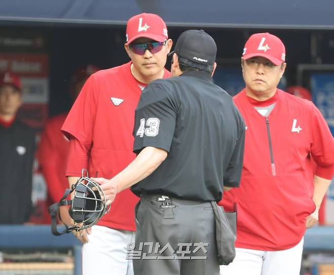 지난 5월 22일 오후 서울 잠실야구장에서 열린 프로야구 SSG와 두산 경기. SSG 이숭용감독이 1회말 두산 강승호의 스윙관련해서 김성철 구심의 얘기를 듣고있다. 잠실=정시종 기자 capa@edaily.co.kr