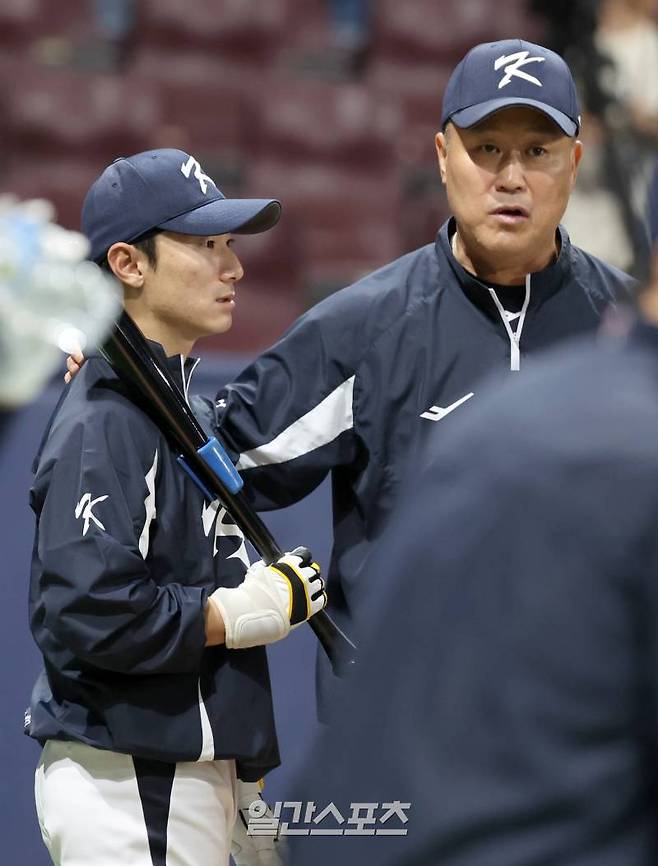 2024 세계야구소프트볼연맹(WBSC) 프리미어12에 참가하는 한국 야구대표팀이 1일 오후 고척스카이돔에서 쿠바를 상대로 평가전을 갖기전 경기전 훈련을 했다. 대표팀 신민재가 장종훈 코치의 지도를 받고 있다. 고척=정시종 기자 capa@edaily.co.kr /2024.11.01.