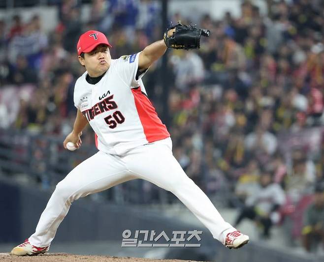 2024 프로야구 KBO 포스트시즌 KIA타이거즈와 삼성라이온즈의 한국시리즈(KS) 5차전 경기가 28일 오후 광주 기아챔피언스필드에서 열렸다. 7회초 구원등판한 장현식이 역투하고 있다. 광주=김민규 기자 mgkim1@edaily.co.kr /2024.10.28/