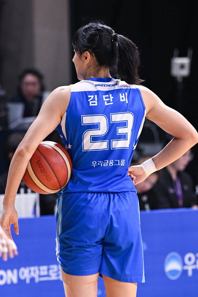 4일 아산이순신체육관에서 열린 하나은행 2024~25 여자프로농구 정규리그 우리은행과 삼성생명의 경기. 경기 중 우리은행 김단비의 모습. 사진=WKBL