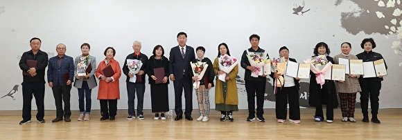 이범석(왼쪽 일곱번째) 청주시장이 5일 서원구청 대회의실에서 청소년 보호 등에 힘쓴 유공자 23명을 표창하고, 기념 촬영을 하고 있다. [사진=청주시]