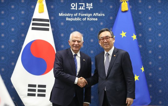 조태열 외교부 장관과 호세프 보렐 EU 외교·안보 고위대표(왼쪽)가 4일 서울에서 열린 제1차 한-EU 전략대화에서 악수하고 있다. [뉴스1]