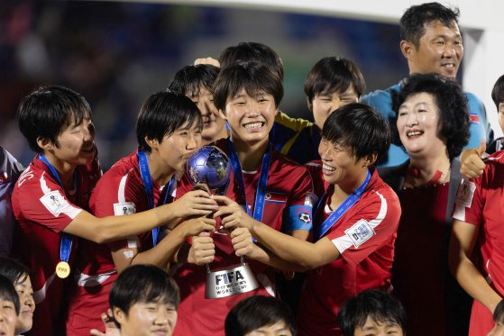 여자 축구 U-17 월드컵에서 스페인을 꺾고 우승한 북한 선수들이 기뻐하고 있다. 공격수 전일청은 대회 MVP인 골든볼을 받았다. [AFP=연합뉴스]