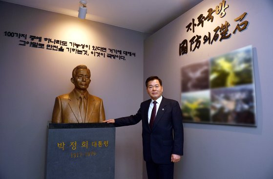 이건완 국방과학연구소장이 국방과학연구소 국방과학관에 퇴직 연구원이 기증해 세운 박정희 전 대통령 흉상 앞에 섰다. 오른쪽 '국방의 초석'은 박 전 대통령의 친필. [프리랜서 김성태]