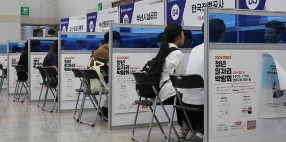 지난 9월 부산 연제구청에서 열린 ‘2024 연제구 청년 일자리박람회’. 송봉근 기자