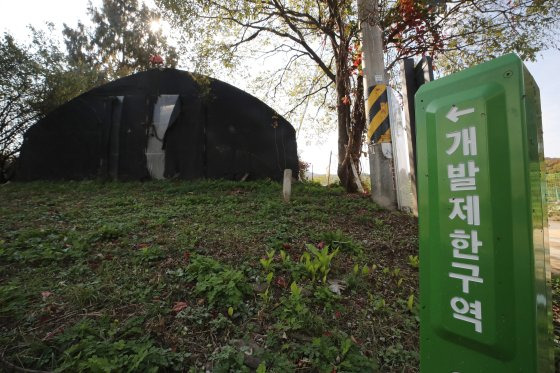 정부가 서울 서초구 일대 개발제한구역(그린벨트)를 해제해 2만가구 규모의 미니신도시를 조성한다. 5일 신규 택지지구로 발표한 서울 서초구 원지동일대에 세워진 개발제한구역 안내문. 뉴스1