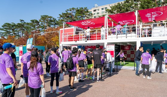 여의도공원에 위치한 '2024 JTBC 서울 마라톤' 참가자들이 AIA 생명 홍보 부스의 CSR 기부존을 비롯한 다양한 이벤트에 참가하고 있다.