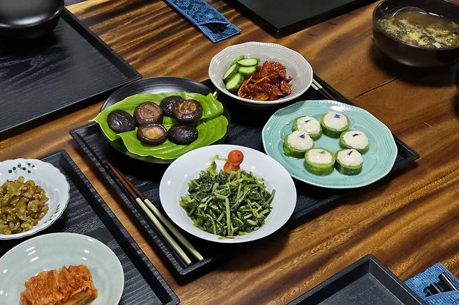 지난 2일 전남 장성의 '백양사'에서 열린 '나는 절로, 백양사'의 사찰 음식 체험 프로그램. 정관 스님의 조리법대로 참가자들이 요리한 사찰 음식들. / 사진=성진우 기자