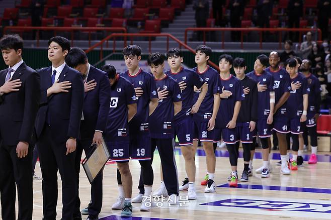 부산 KCC 선수들이 지난 1일 부산사직실내체육관에서 열린 대구 한국가스공사와의 경기 전 국민의례를 하고 있다. KBL 제공