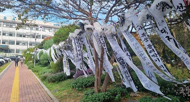 과중한 업무 때문에 숨진 인천의 특수교사를 추모하는 근조화환이 인천교육청 입구에 설치돼 있다. 박준철기자