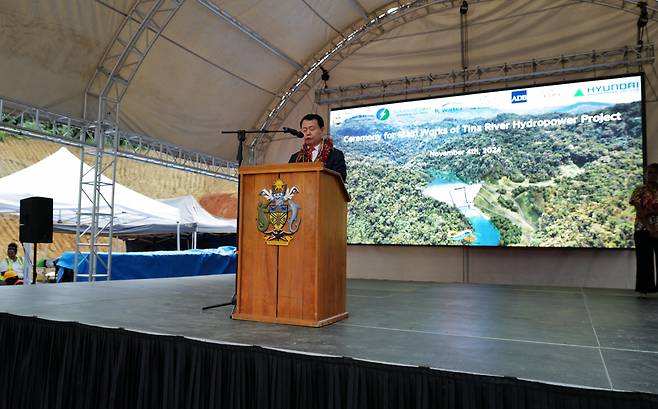 K-water CEO Yun Seog-dae delivers a congratulatory speech during the groundbreaking ceremony of the Tina River Hydropower Project at Honiara, the Solomon Islands, Monday. (K-water)