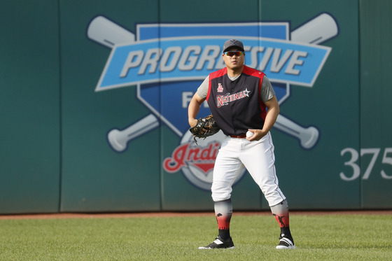 Ryu Hyun-jin watches during batting practice for the MLB All-Star game in Cleveland, Ohio on July 8, 2019.  [AP/YONHAP]