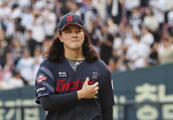 Lotte Giants closer Kim Won-jung reacts during a game against the Doosan Bears at Jamsil Baseball Stadium in southern Seoul on Sept. 1.  [NEWS1]