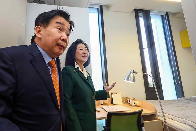 Ryu Chul-whan, chairperson of the Anti-corruption & Civil Rights Commission, looks around Ewha Womans University's E-House dorm with the university's president, Kim Eun-mee. The commission recommended universities change dorms to have individual rooms, with the E-House dorm used as an example. [YONHAP]