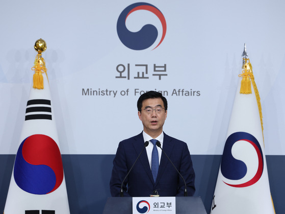 Foreign Ministry spokesperson Lee Jae-woong speaks during a press briefing in Jongno District, central Seoul on Oct. 17. [YONHAP]