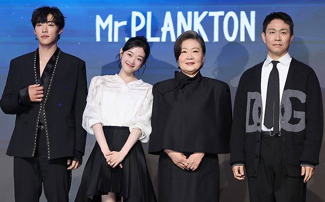 From left, actors Woo Do-hwan, Lee You-mi, Kim Hae-sook and Oh Jung-se pose for a photo during a press conference for Netflix's romantic comedy series ″Mr. Plankton″ held in Mapo District, western Seoul, on Monday. [NEW1]