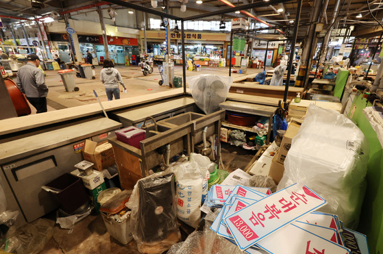 A restaurant sits shuttered in a traditional market in Seoul on Tuesday. [YONHAP]