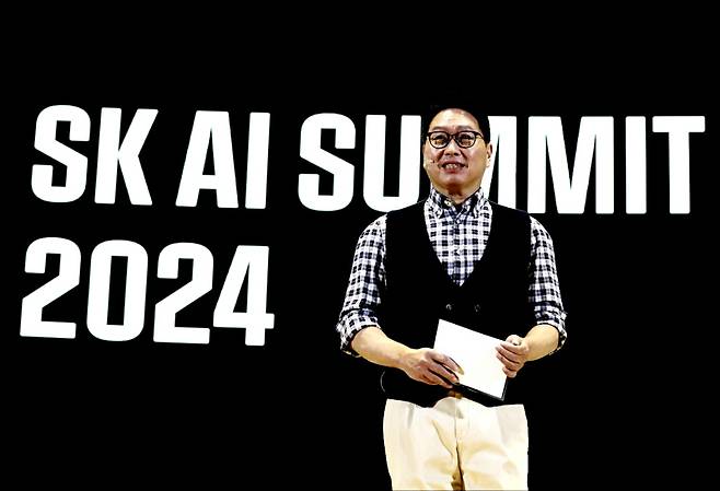 최태원 SK그룹 회장이 4일 서울 강남구 코엑스에서 열린 ‘SK AI 서밋(SUMMIT) 2024’에서 ‘함께하는 AI, 내일의 AI(AI together, AI tomorrow)’를 주제로 기조 연설을 하고 있다. SK수펙스추구협의회