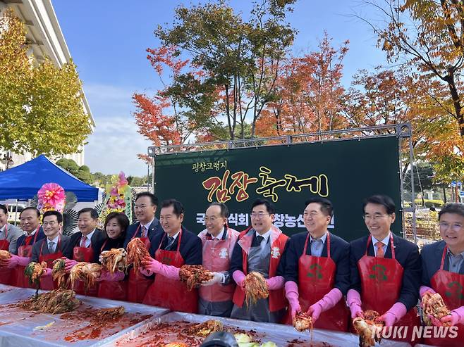 추경호 국민의힘 원내대표와 박찬대 더불어민주당 원내대표, 유상범 의원을 비롯한 양당 지도부가 평창 고랭지 배추로 직접 김장을 하고 있다. (사진=평창군)