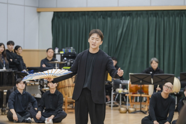 국립창극단의 신작 ‘이날치전(傳)’ 연습 장면. 이날치 역의 이광복이 연기하고 있다.     국립극장