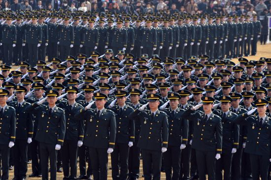 ROTC 임관식에서 임관 장교들이 국기에 대한 경례를 하고 있다. 뉴시스