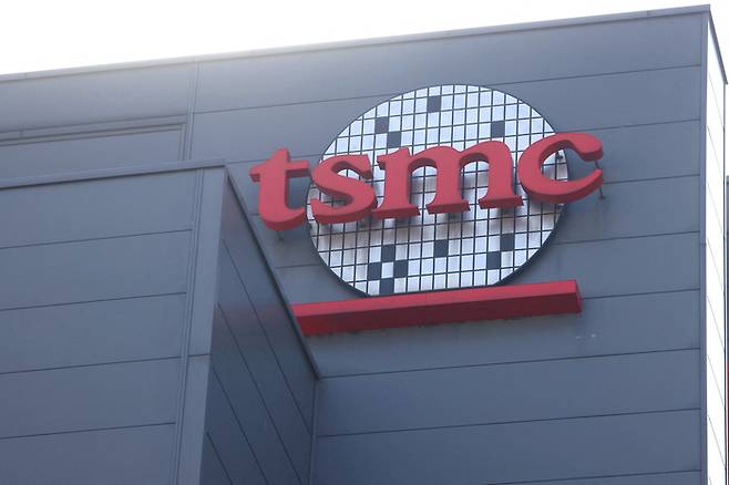 대만 TSMC 본사에 걸려있는 로고<연합뉴스>