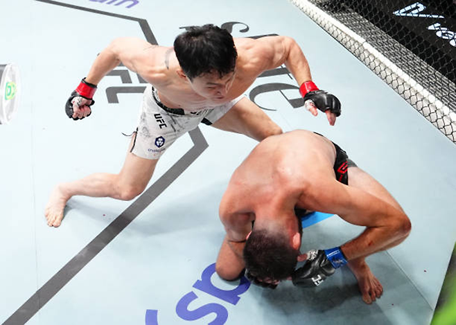 최두호가 UFC on ESPN 60에서 경기를 사실상 포기한 빌 알지오한테 승리를 확정 짓는 공격을 하고 있다. 사진=TKO