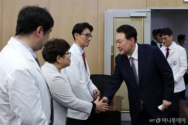 (서울=뉴스1) 박지혜 기자 = 윤석열 대통령이 15일 제주시 제주대학교병원을 방문해 병원관계자 및 의료진과 인사를 나누고 있다. (대통령실 제공) 2024.10.15/뉴스1 Copyright (C) 뉴스1. All rights reserved. 무단 전재 및 재배포, AI학습 이용 금지. /사진=(서울=뉴스1) 박지혜 기자