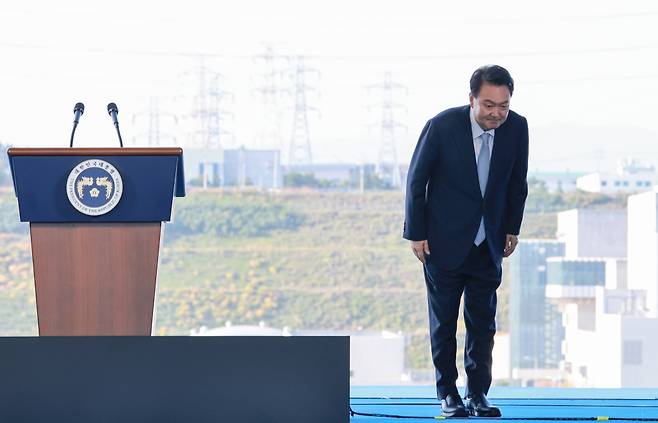 윤석열 대통령이 30일 경북 울진군 한국수력원자력 한울원자력본부에서 열린 '신한울 원전 1·2호기 종합준공 및 3·4호기 착공식'에서 축사에 앞서 인사하고 있다. /사진=뉴시스(대통령실통신사진기자단)