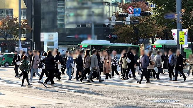 5일 오전 7시30분쯤 영등포구청 일대 출근길 인파. /사진=박진호 기자