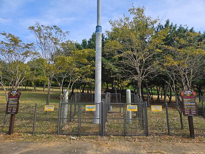 안산시가 호수공원 무궁화동산 인근에 조성한 간이 반려견 놀이터 모습./사진제공=안산시