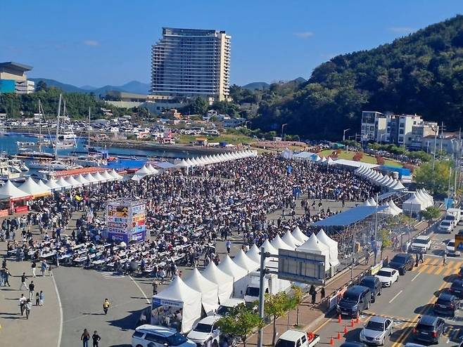 경남 통영시가 더본코리아와 손잡고 지난 1일부터 3일간 도남동 트라이애슬론 광장에서 개최한 ‘통영어부장터’ 축제에 관광객 30만 명이 방문한 것으로 확인됐다.사진은 ‘통영어부장터’ 축제 전경.(사진=통영시 제공) [통영=뉴시스]